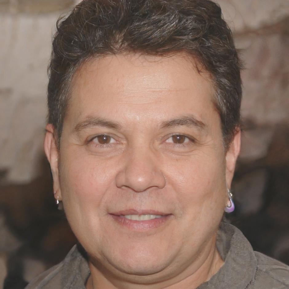 Henrik Lindqvist, Senior Financial Analyst